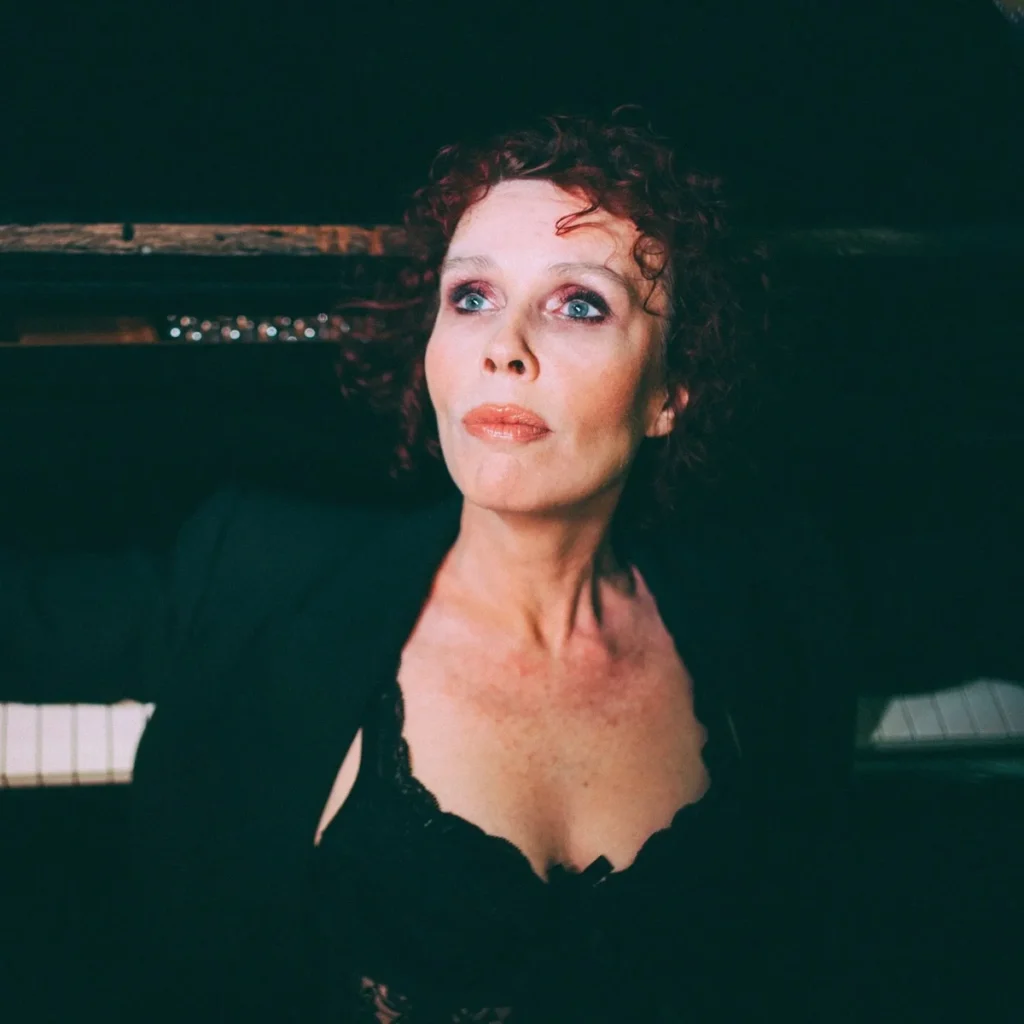 Fiona Ross, J Steps and the Room in the Recording of Moments in My Notebook